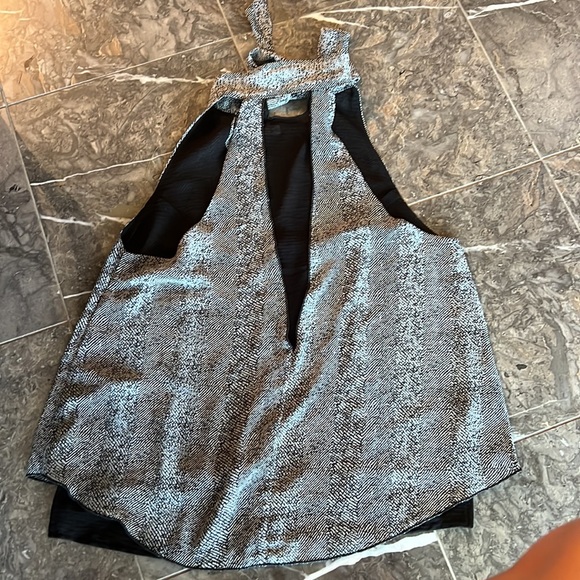 Tank top with open V in the back and a tie around the neck - Picture 5 of 5